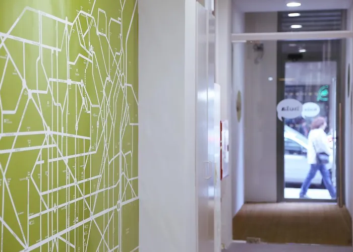 Hola Eixample Хостел *