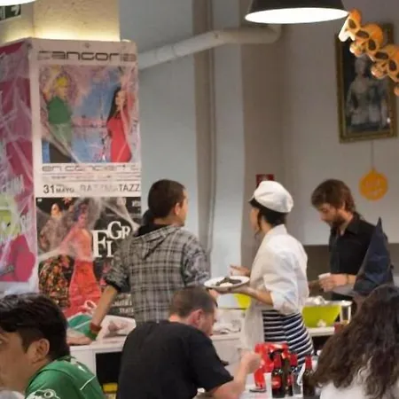 Hola Eixample Hostel
