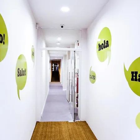 Hola Eixample Hostel
