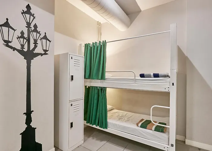 Hola Eixample Hostel *