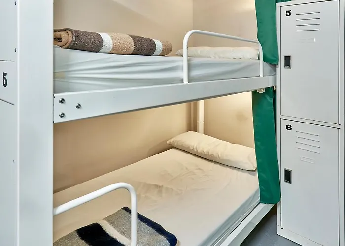 侯拉典范旅馆 *