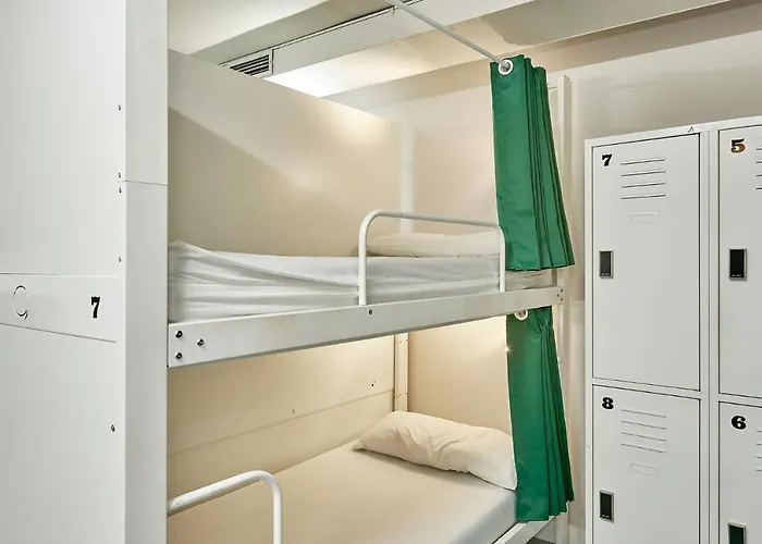 Hola Eixample Hostel *