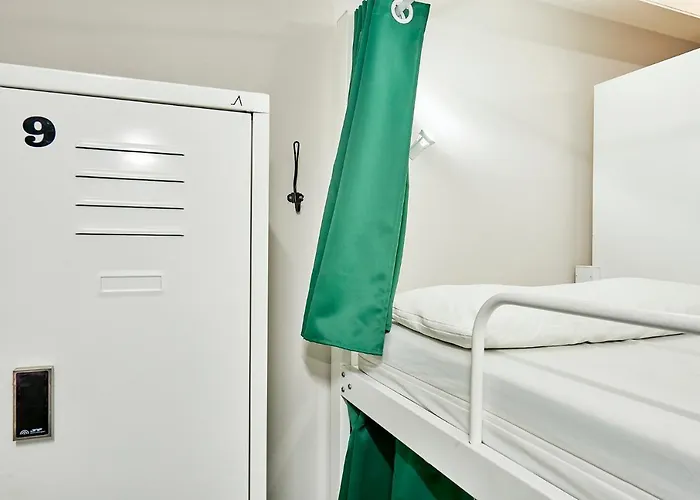 侯拉典范旅馆 *