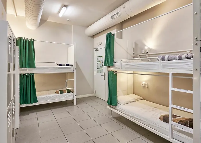 Hola Eixample Hostel *