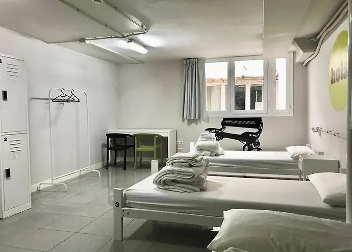 Hola Eixample Hostel