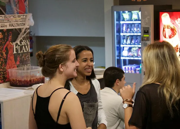 Hola Eixample Hostel *