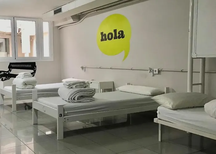 Hola Eixample Hostel *