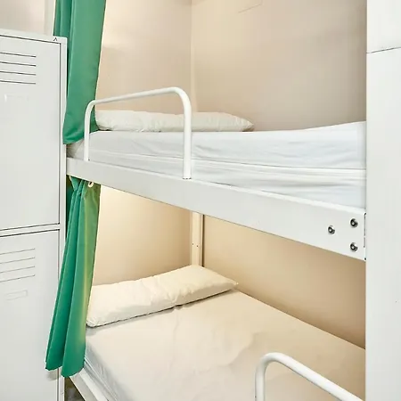 Hola Eixample Hostel