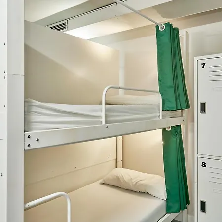 Hola Eixample Hostel *