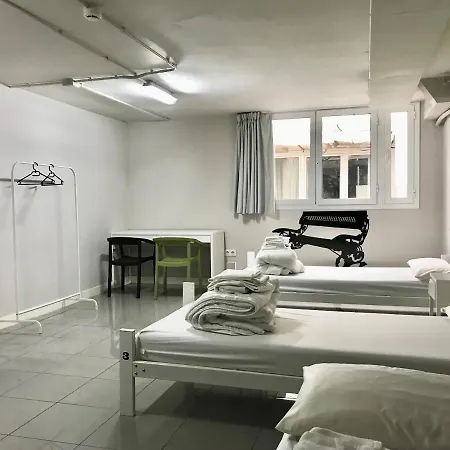 Hola Eixample Hostel