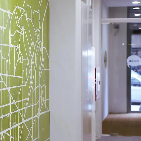 Hola Eixample Hostel *