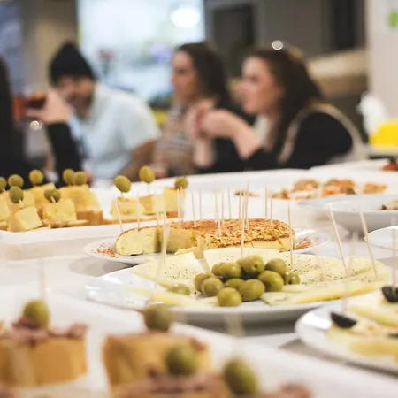 Hola Eixample Hostel