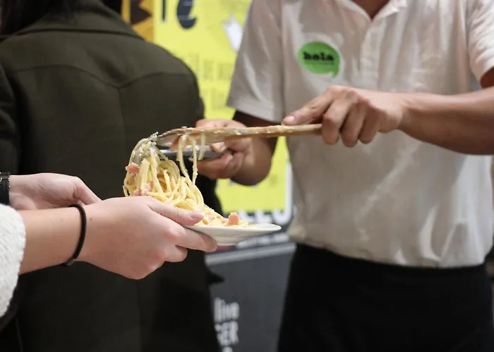 侯拉典范旅馆 *